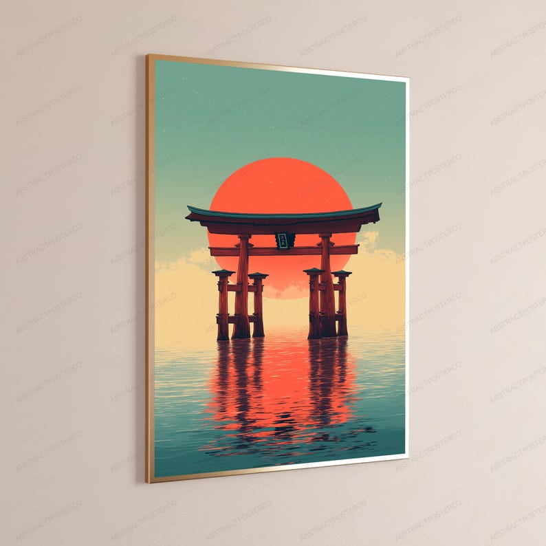 K&ouml;nnte beinhalten: Ein gerahmter vertikaler Wandkunstdruck mit einem dunkelroten Torii-Tor, das vor einer gro&szlig;en, leuchtend orangefarbenen Sonne zentriert ist. Die Szene zeigt das Tor, das sich im ruhigen Wasser unter einem sanften blaugr&uuml;nen Himmel spiegelt.