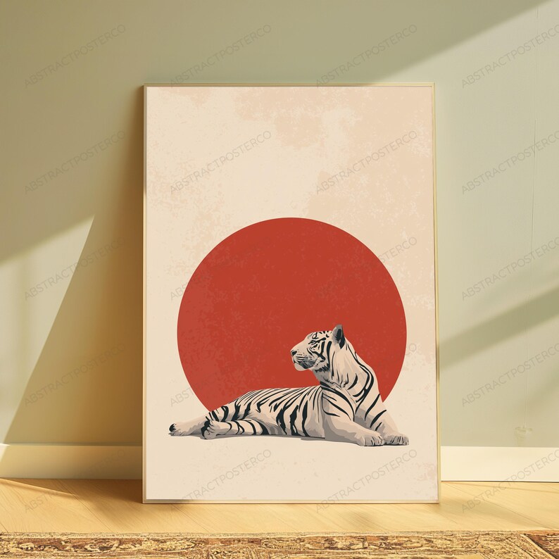Puede incluir: Una impresi&oacute;n de arte mural rectangular que muestra un tigre blanco con rayas negras tumbado frente a un gran c&iacute;rculo rojo s&oacute;lido. El fondo es de un color beige claro texturizado y toda la composici&oacute;n est&aacute; enmarcada por un borde dorado fino.