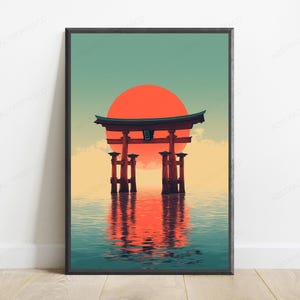 K&ouml;nnte beinhalten: Ein gerahmter Wandkunstdruck mit einem roten Torii-Tor, das in ruhigem Wasser steht. Eine gro&szlig;e, leuchtend orangefarbene Sonne befindet sich direkt hinter dem Tor vor einem blassgelben und t&uuml;rkisfarbenen Himmel. Das Bild zeigt eine Spiegelung im Wasser.