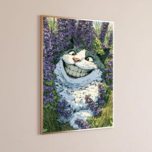 Peut inclure: Une impression d'art mural encadr&eacute;e repr&eacute;sentant un chat noir et blanc avec un large sourire aux dents visibles, entour&eacute; de grandes fleurs violettes et de feuillage vert. Le chat a de grands yeux et un pelage blanc sur le poitrail et le visage.