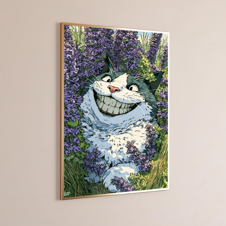 Peut inclure: Une impression d'art mural encadr&eacute;e repr&eacute;sentant un chat noir et blanc avec un large sourire aux dents visibles, entour&eacute; de grandes fleurs violettes et de feuillage vert. Le chat a de grands yeux et un pelage blanc sur le poitrail et le visage.
