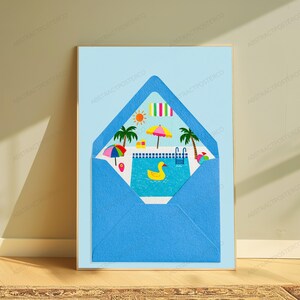 K&ouml;nnte beinhalten: Ein vertikaler, rechteckiger Kunstdruck, der einen blauen Umschlag mit ge&ouml;ffneter Klappe zeigt. Im Inneren befindet sich eine sommerliche Poolszenen mit einer gelben Quietscheente, einem Swimmingpool, Palmen, einer Sonne und einem Sonnenschirm.