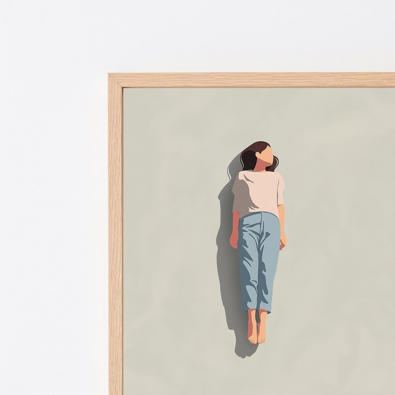 Pu&ograve; includere: Una stampa artistica da parete incorniciata che presenta un'illustrazione minimalista di una persona che fluttua in posizione verticale. La figura indossa un top beige chiaro a maniche corte e pantaloni azzurri su uno sfondo verde salvia.