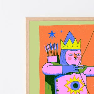 Puede incluir: Una l&aacute;mina art&iacute;stica enmarcada con una ilustraci&oacute;n estilizada de un arquero con corona amarilla y armadura rosa con un motivo de ojo central. El personaje sostiene un arco y una flecha sobre un fondo naranja vibrante con una estrella azul.