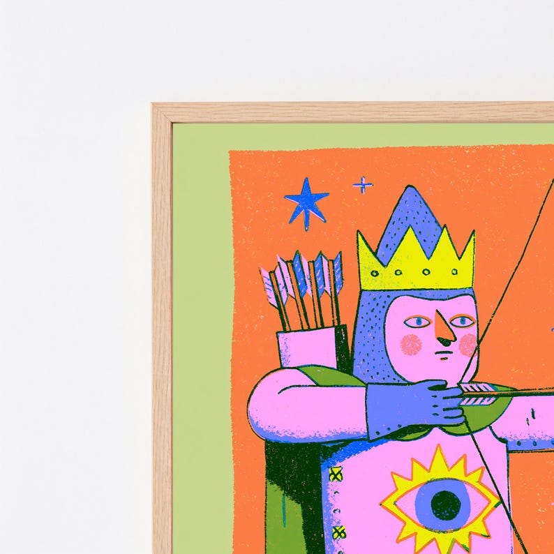 Puede incluir: Una l&aacute;mina art&iacute;stica enmarcada con una ilustraci&oacute;n estilizada de un arquero con corona amarilla y armadura rosa con un motivo de ojo central. El personaje sostiene un arco y una flecha sobre un fondo naranja vibrante con una estrella azul.