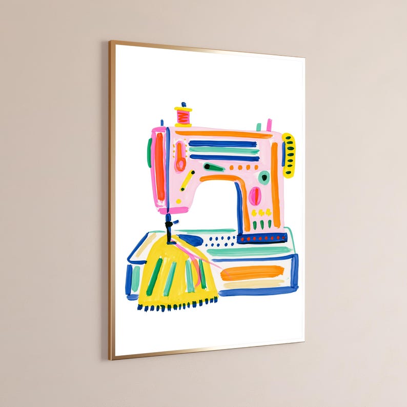 Pu&ograve; includere: Una stampa artistica da parete verticale che presenta un'illustrazione stilizzata e pittorica di una macchina da cucire. La macchina &egrave; resa con vivaci pennellate rosa, arancioni, gialle, blu e verdi, con un pezzo di tessuto giallo sotto.