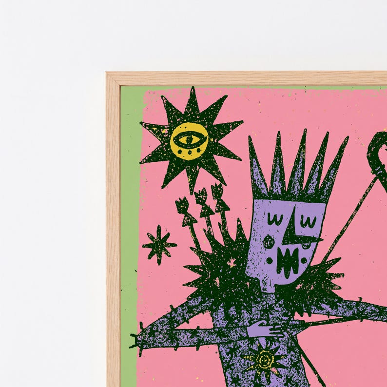 K&ouml;nnte beinhalten: Ein gerahmter Druck mit einer violetten Figur mit Krone und stacheligem Kragen vor einem rosa Hintergrund. Die Figur h&auml;lt Pfeil und Bogen und ist von einer schwarzen Sonne mit Auge, einem Stern und einem kleinen Sonnenemblem auf der Brust umgeben.