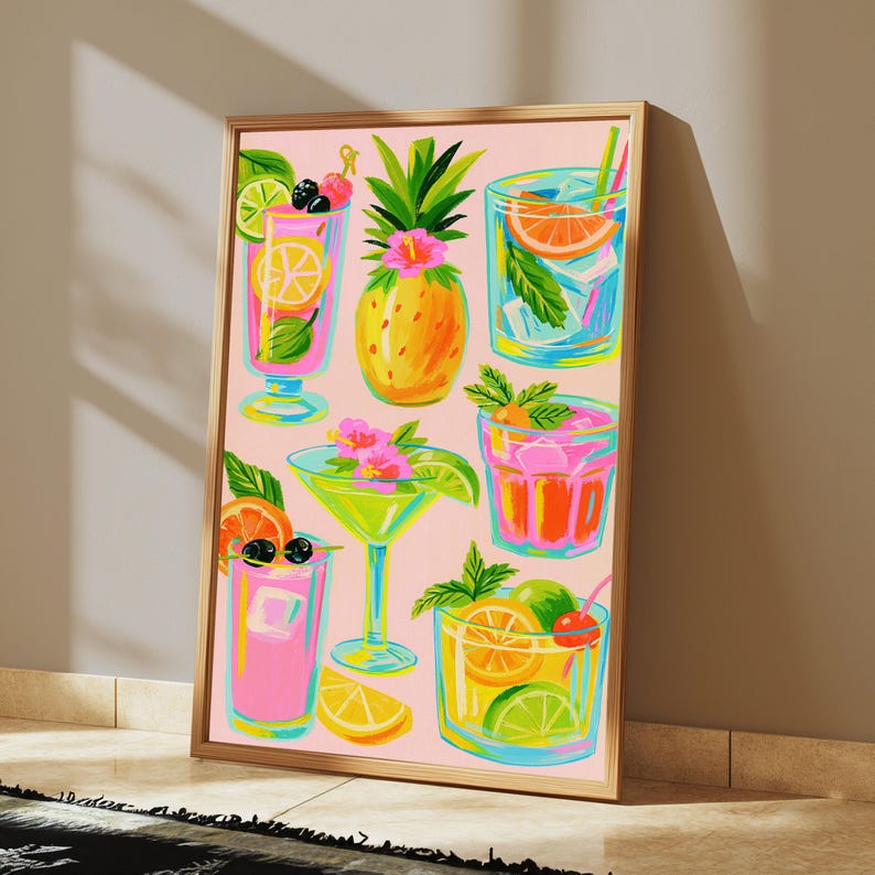 K&ouml;nnte beinhalten: Ein gerahmter vertikaler Kunstdruck auf hellrosa Hintergrund mit farbenfrohen Illustrationen verschiedener tropischer Cocktails in Gl&auml;sern, einer zentralen Ananas mit rosa Bl&uuml;te sowie diversen Zitrusfr&uuml;chten und gr&uuml;nen Minzbl&auml;ttern.