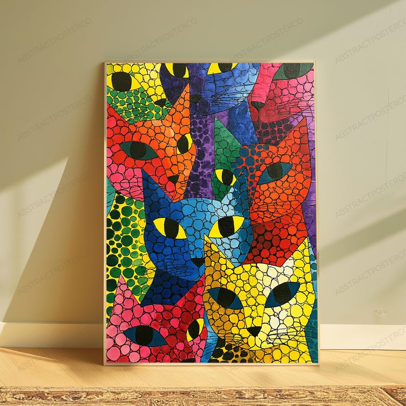 Puede incluir: Una impresi&oacute;n de arte mural rectangular que presenta un patr&oacute;n de mosaico vibrante y multicolor de caras de gatos superpuestas. Los gatos est&aacute;n representados en tonos brillantes de amarillo, naranja, rojo, azul, verde y rosa, con contornos oscuros.