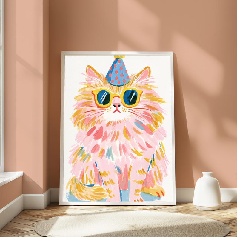 K&ouml;nnte beinhalten: Ein gerahmter Kunstdruck, der eine flauschige Katze mit langem rosa und gelbem Fell zeigt. Die Katze tr&auml;gt einen blauen Partyhut mit roten Punkten und eine gelb umrandete Sonnenbrille mit dunklen Gl&auml;sern. Die Illustration zeigt sichtbare Pinselstriche.