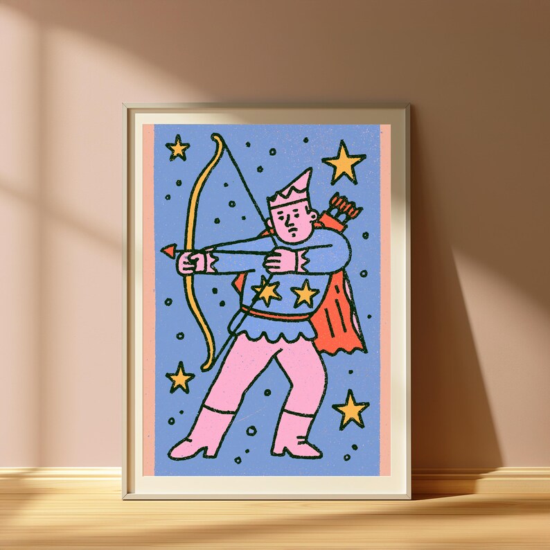 Puede incluir: Una l&aacute;mina art&iacute;stica enmarcada con la ilustraci&oacute;n estilizada de una figura con corona y capa, sosteniendo un arco y una flecha. La figura se sit&uacute;a sobre un fondo azul lleno de estrellas amarillas, con un estilo gr&aacute;fico y dibujado a mano.