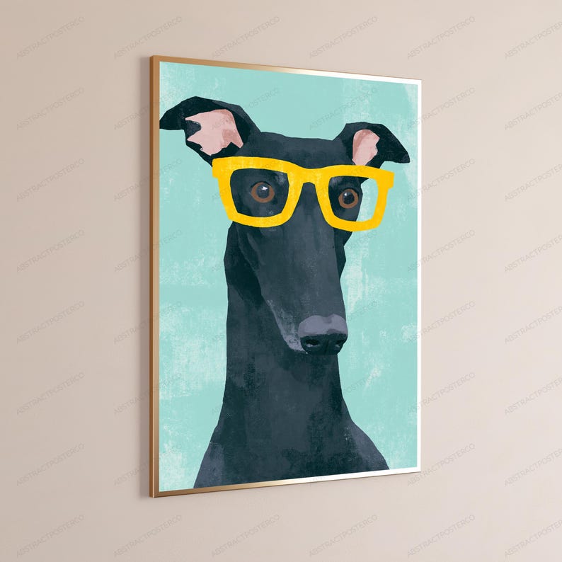 K&ouml;nnte beinhalten: Ein gerahmter Wandkunstdruck mit einer stilisierten Illustration eines schwarzen Windhundes, der eine leuchtend gelbe Brille tr&auml;gt. Der Hund ist vor einem einfarbigen hellblauen Hintergrund platziert und in einem d&uuml;nnen goldfarbenen Metallrahmen.