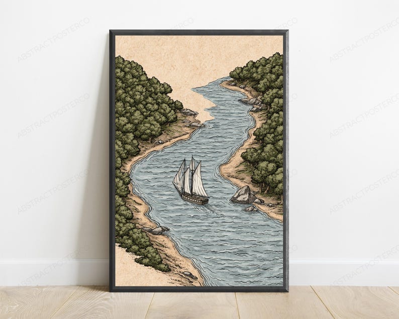 Pu&ograve; includere: Una stampa artistica incorniciata che presenta un'illustrazione dettagliata di una barca a vela che naviga lungo un fiume tortuoso. La scena include fitte foreste verdi che costeggiano le rive sabbiose, con uno sfondo color sabbia e una cornice scura.
