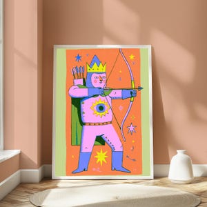 Puede incluir: Una l&aacute;mina art&iacute;stica enmarcada con una ilustraci&oacute;n estilizada de una figura que lleva una corona y sostiene un arco y una flecha. La figura es rosa con botas y guantes azules, lleva una capa y tiene un gran s&iacute;mbolo de ojo amarillo en el pecho.