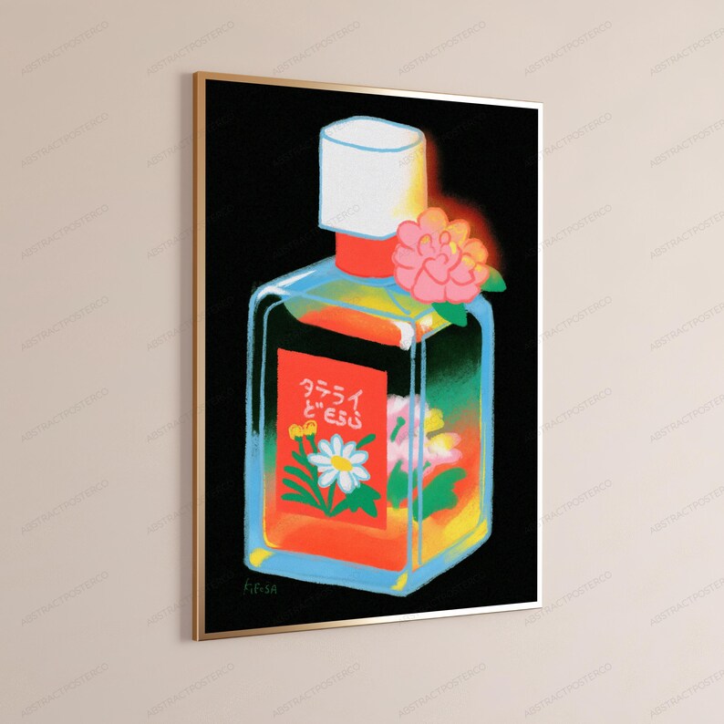 Puede incluir: Una impresi&oacute;n de arte mural enmarcada que presenta una ilustraci&oacute;n estilizada de una botella de vidrio rectangular sobre un fondo negro. La botella tiene una tapa blanca, l&iacute;quido naranja y una etiqueta roja con texto japon&eacute;s blanco.