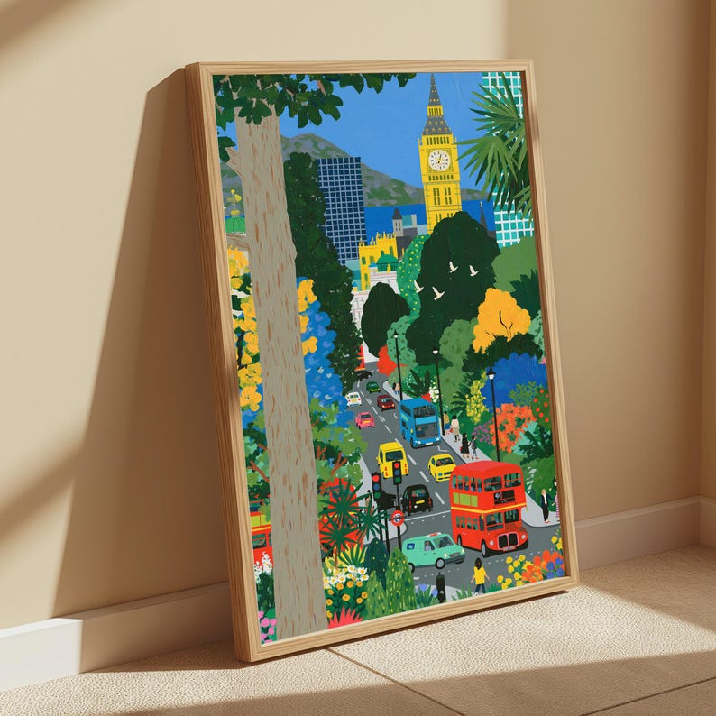 Puede incluir: Una l&aacute;mina art&iacute;stica enmarcada que presenta una colorida ilustraci&oacute;n de una escena callejera de Londres con un gran &aacute;rbol en primer plano, el Big Ben al fondo y varios veh&iacute;culos, incluido un autob&uacute;s rojo de dos pisos y un autob&uacute;s azul.