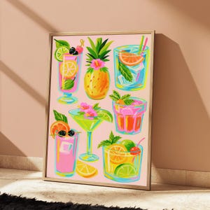K&ouml;nnte beinhalten: Ein rechteckiger Wandkunstdruck mit einer lebendigen Illustration verschiedener tropischer Cocktails und einer Ananas auf hellrosa Hintergrund. Das Kunstwerk zeigt bunte Getr&auml;nke in Gl&auml;sern, garniert mit Zitrusfr&uuml;chten, Kirschen und Minzbl&auml;ttern.