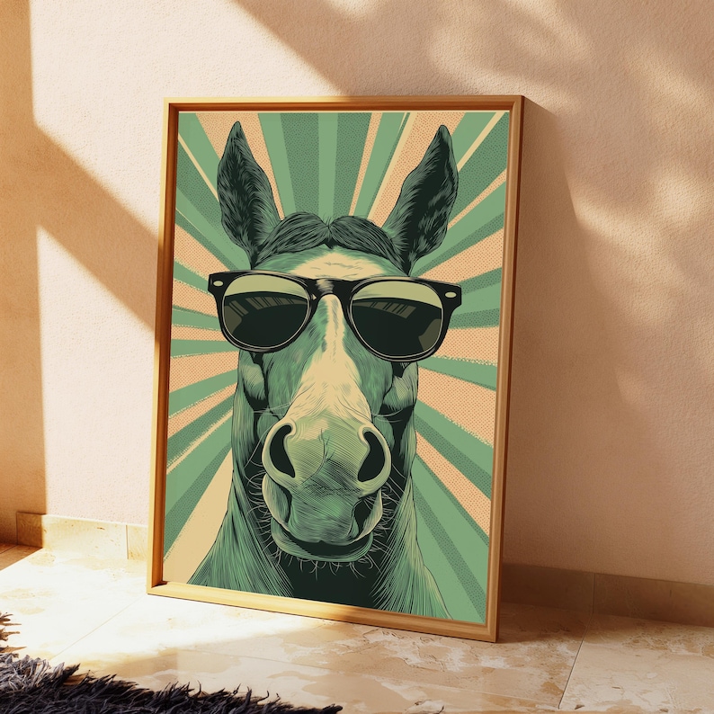 K&ouml;nnte beinhalten: Ein gerahmter Wandkunstdruck mit einer stilisierten Illustration eines Pferdes, das eine schwarze Sonnenbrille tr&auml;gt. Das Pferd ist vor einem Hintergrund aus abwechselnd hellgr&uuml;nen und beigen Sonnenstrahlen im Grafikstil zentriert.