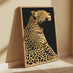 Peut inclure: Une &oelig;uvre d'art murale encadr&eacute;e rectangulaire pr&eacute;sentant une illustration contrast&eacute;e d'un l&eacute;opard de profil. Le l&eacute;opard a un pelage jaune dor&eacute; avec des taches noires, sur un fond noir uni. Le cadre est fabriqu&eacute; en bois de couleur claire.