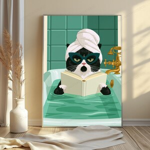 Pu&ograve; includere: Una stampa artistica da parete incorniciata raffigurante un gatto bianco e nero che indossa un asciugamano bianco sulla testa e occhiali a gatto verde scuro. Il gatto &egrave; seduto in una vasca da bagno color ottanio piena d'acqua, leggendo un libro.