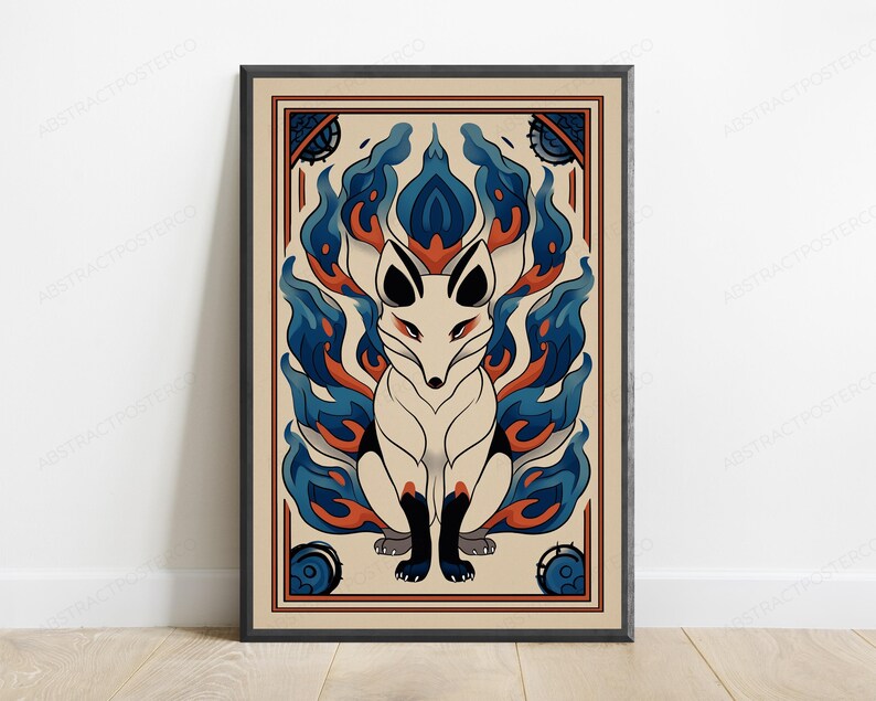 K&ouml;nnte beinhalten: Ein gerahmter, rechteckiger Wandkunstdruck mit einem stilisierten cremefarbenen Fuchs mit schwarzen Pfoten und Ohren, umgeben von flie&szlig;enden blauen und orangefarbenen flammenartigen Formen. Das Design ist von einem dunkelbraunen Rand umgeben.
