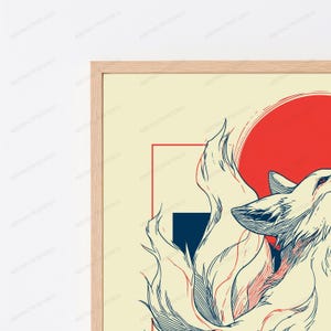 K&ouml;nnte beinhalten: Ein gerahmter Wandkunstdruck mit einer stilisierten Illustration eines Fuchses mit einem gro&szlig;en, flie&szlig;enden Schwanz. Das Design umfasst einen markanten roten Kreis, ein dunkelblaues Quadrat und d&uuml;nne rote Linien auf cremefarbenem Grund.