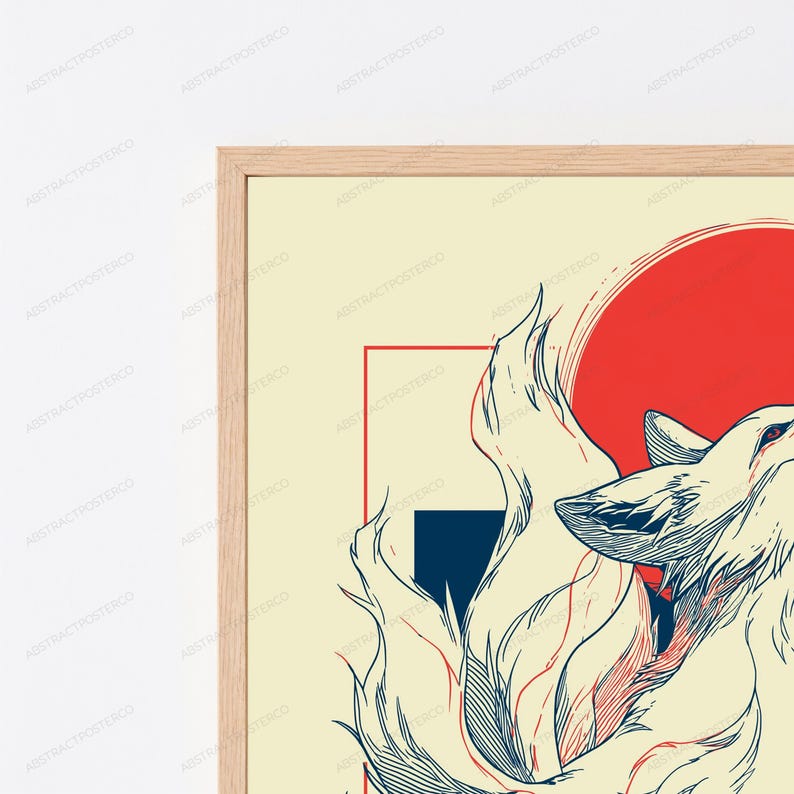 K&ouml;nnte beinhalten: Ein gerahmter Wandkunstdruck mit einer stilisierten Illustration eines Fuchses mit einem gro&szlig;en, flie&szlig;enden Schwanz. Das Design umfasst einen markanten roten Kreis, ein dunkelblaues Quadrat und d&uuml;nne rote Linien auf cremefarbenem Grund.