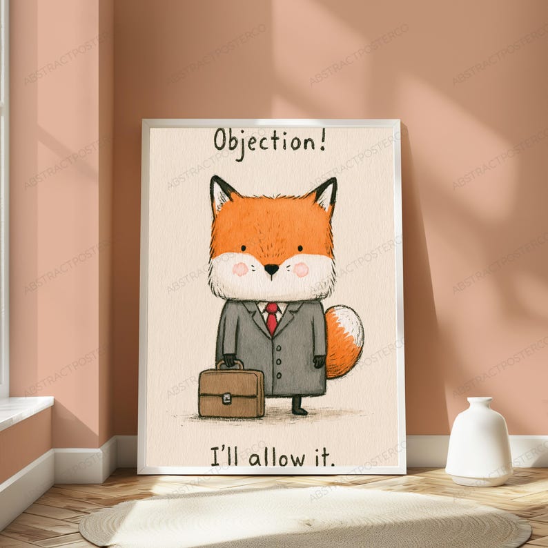 Op de afbeelding: Een ingelijste wandkunstprint met een cartoonvos in een grijs pak met een rode das, die een bruine aktetas vasthoudt. De tekst "Objection!" staat boven de vos en de tekst "I'll allow it." staat eronder gedrukt op een cr&egrave;mekleurige achtergrond.