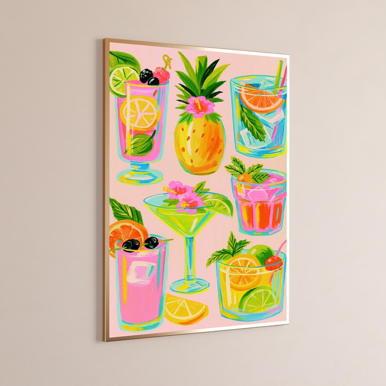 K&ouml;nnte beinhalten: Ein gerahmter Wandkunstdruck mit einer lebendigen Illustration verschiedener tropischer Cocktails und einer Ananas auf hellrosa Hintergrund. Das Kunstwerk zeigt bunte Getr&auml;nke in Gl&auml;sern, garniert mit Zitrusfr&uuml;chten, Beeren und Blumen.