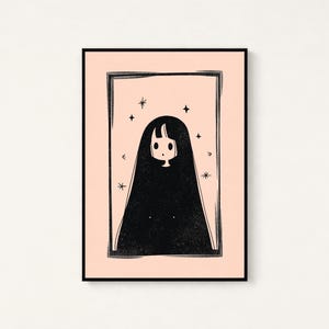 Peut inclure: Une impression d'art encadr&eacute;e repr&eacute;sentant la silhouette noire stylis&eacute;e d'un personnage aux longs cheveux et au petit visage sur un fond p&ecirc;che p&acirc;le. Le personnage est enferm&eacute; dans une bordure rectangulaire et entour&eacute; de petites &eacute;toiles noires.