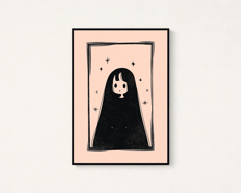 Peut inclure: Une impression d'art encadr&eacute;e repr&eacute;sentant la silhouette noire stylis&eacute;e d'un personnage aux longs cheveux et au petit visage sur un fond p&ecirc;che p&acirc;le. Le personnage est enferm&eacute; dans une bordure rectangulaire et entour&eacute; de petites &eacute;toiles noires.
