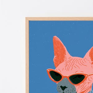 Puede incluir: Una l&aacute;mina art&iacute;stica enmarcada con una ilustraci&oacute;n estilizada de un gato Sphynx rosa que lleva gafas de sol de ojo de gato de color naranja brillante sobre un fondo azul s&oacute;lido. El gato tiene un hocico gris y pliegues en la piel.