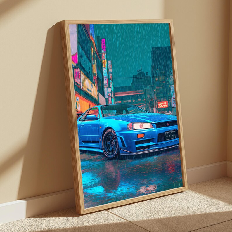 Pu&ograve; includere: Una stampa artistica da parete verticale incorniciata che raffigura un'auto sportiva blu brillante parcheggiata su una strada cittadina bagnata di notte. La scena &egrave; illuminata da vivaci insegne al neon, con strisce di pioggia visibili.