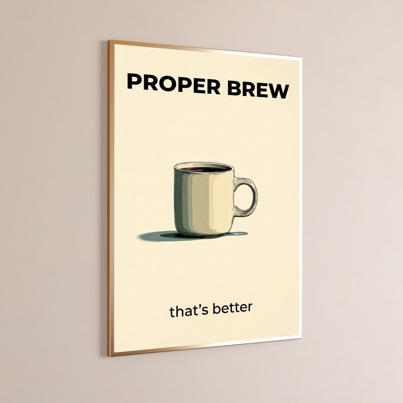 Op de afbeelding: Een rechthoekige wandposter met een cr&egrave;mekleurige achtergrond en een centrale illustratie van een koffiemok gevuld met donkere vloeistof. De tekst PROPER BREW staat in het zwart bovenaan en de tekst that's better staat in het zwart onderaan.