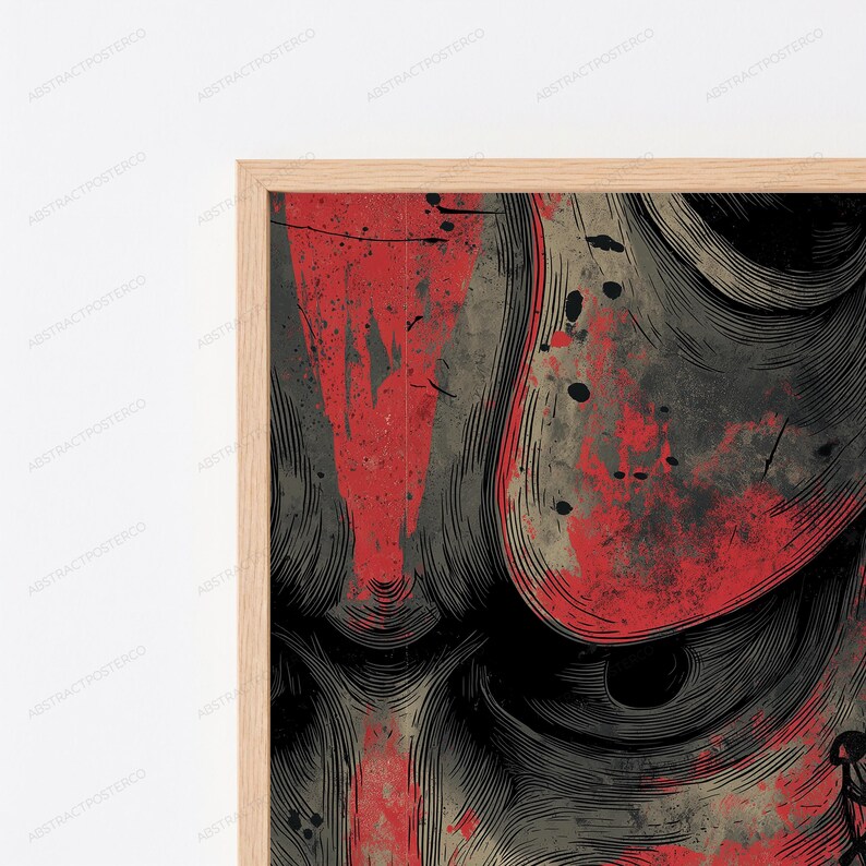 K&ouml;nnte beinhalten: Ein gerahmter Wandkunstdruck mit einer Nahaufnahme eines Gesichts mit intensiven, dunklen Augen. Das Kunstwerk verwendet eine Farbpalette aus Schwarz, Grau und leuchtendem Rot, gepr&auml;gt durch feine Linienf&uuml;hrung, abgenutzte Texturen und Farbspritzer.