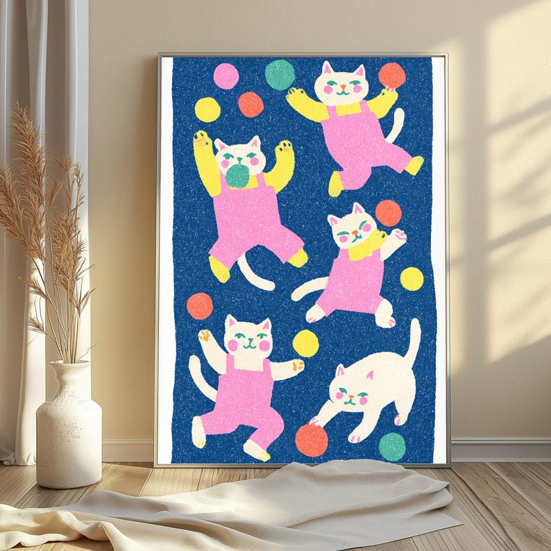 K&ouml;nnte beinhalten: Ein gerahmter Wandkunstdruck mit f&uuml;nf wei&szlig;en Katzen in rosa Latzhosen auf einem strukturierten dunkelblauen Hintergrund. Die Katzen sind in verschiedenen verspielten Posen dargestellt, umgeben von verstreuten bunten Kreisen in Gelb, Orange, Gr&uuml;n und Pink.