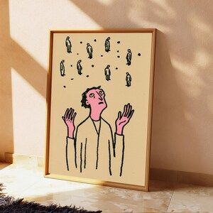 Op de afbeelding: Een ingelijste kunstdruk op een beige achtergrond met een lijntekening van een persoon met een roze huid die met opgeheven handen omhoog kijkt. Boven de persoon bevinden zich diverse kleine zwarte figuren en stippen verspreid.