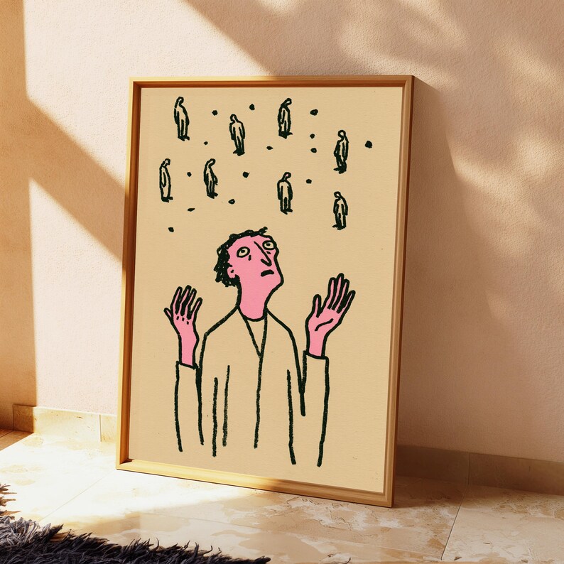 Op de afbeelding: Een ingelijste kunstdruk op een beige achtergrond met een lijntekening van een persoon met een roze huid die met opgeheven handen omhoog kijkt. Boven de persoon bevinden zich diverse kleine zwarte figuren en stippen verspreid.