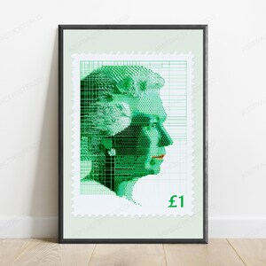 Op de afbeelding: Een ingelijste kunstdruk met een gestileerd groen postzegelontwerp. Het kunstwerk toont een profielportret van een vorst gemaakt met digitale rasterlijnen en stippenpatronen, met de tekst &pound;1 gedrukt in de rechterbenedenhoek.