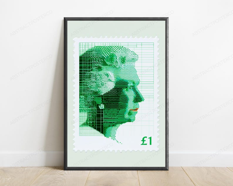 Op de afbeelding: Een ingelijste kunstdruk met een gestileerd groen postzegelontwerp. Het kunstwerk toont een profielportret van een vorst gemaakt met digitale rasterlijnen en stippenpatronen, met de tekst &pound;1 gedrukt in de rechterbenedenhoek.