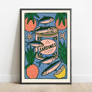 Pode incluir: Uma impress&atilde;o art&iacute;stica emoldurada com uma lata rosa central rotulada SARDINES rodeada por um fundo azul, plantas verdes, frutas laranja texturizadas, pequenas estrelas-do-mar, ilustra&ccedil;&otilde;es de peixes e uma fatia de lim&atilde;o amarelo.