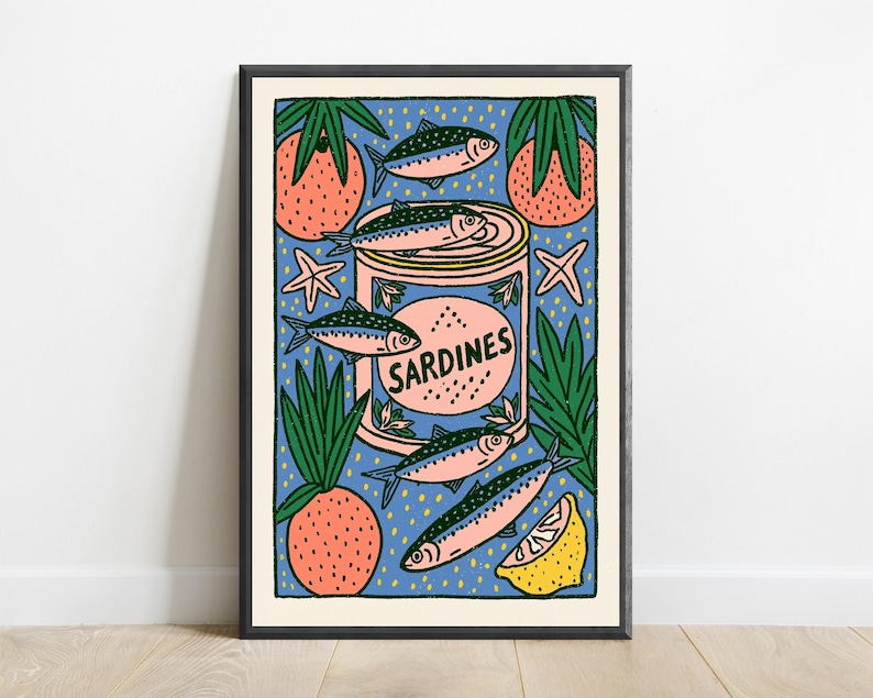 Pode incluir: Uma impress&atilde;o art&iacute;stica emoldurada com uma lata rosa central rotulada SARDINES rodeada por um fundo azul, plantas verdes, frutas laranja texturizadas, pequenas estrelas-do-mar, ilustra&ccedil;&otilde;es de peixes e uma fatia de lim&atilde;o amarelo.