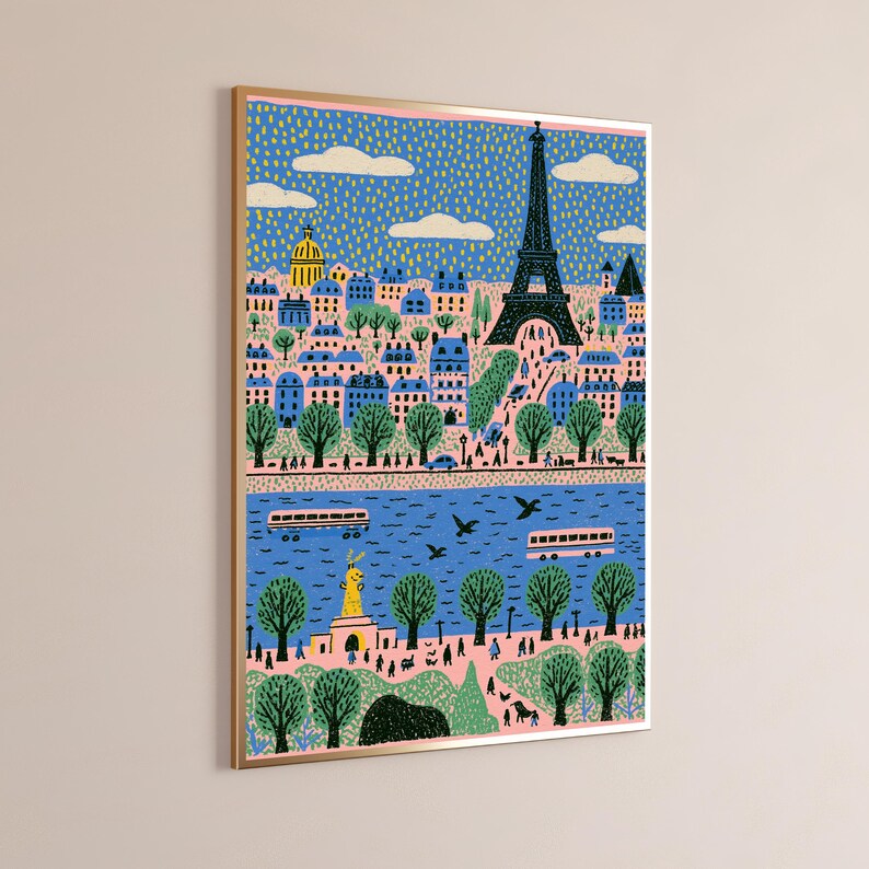 K&ouml;nnte beinhalten: Ein gerahmter Kunstdruck, der ein stilisiertes Pariser Stadtbild mit dem Eiffelturm, blauen Geb&auml;uden, gr&uuml;nen B&auml;umen und einem Fluss mit Booten zeigt. Die Szene umfasst einen rosafarbenen Boden, einen blauen Himmel mit gelben Punkten und kleine Figuren.