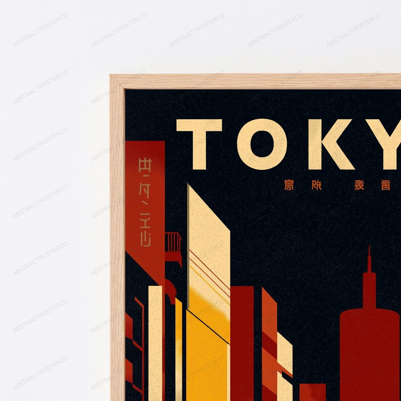 以下が含まれることがあります： 暗い背景に東京のスカイラインをスタイリッシュなグラフィックで描いた額入りポスター。上部には大きな金色の文字でTOKYOと印刷されています。赤、オレンジ、黄色の色調で構成された幾何学的な建物がデザインされています。