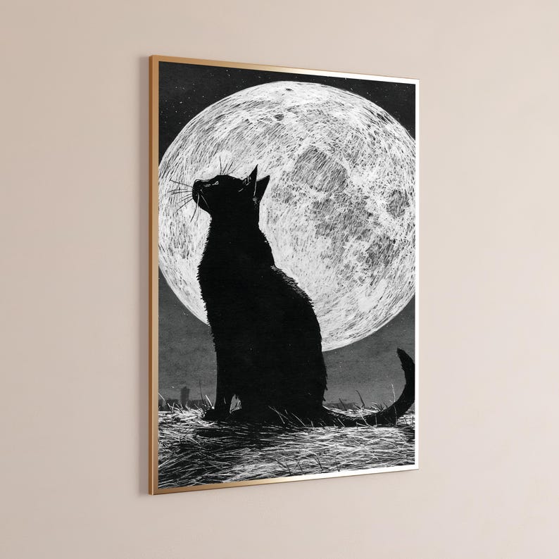 Puede incluir: Una impresi&oacute;n de arte mural enmarcada que muestra la silueta de un gato negro sentado en un campo de hierba, mirando hacia una gran luna llena blanca y texturizada en un cielo nocturno estrellado. La obra utiliza l&iacute;neas de tinta en blanco y negro.