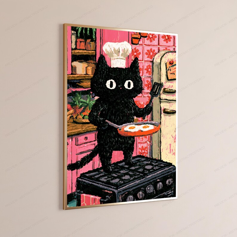 Peut inclure: Une impression d'art mural encadr&eacute;e repr&eacute;sentant un chat noir portant une toque de chef blanche, debout sur une cuisini&egrave;re noire dans une cuisine rose. Le chat tient une spatule et une po&ecirc;le contenant deux &oelig;ufs au plat, avec des carreaux &agrave; fleurs.