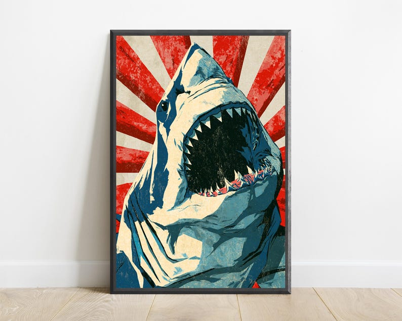 Puede incluir: Una l&aacute;mina de arte mural rectangular que presenta una ilustraci&oacute;n estilizada de un tibur&oacute;n con la boca abierta, mostrando dientes afilados. El tibur&oacute;n est&aacute; representado en tonos azules y crema sobre un fondo de rayas rojas y crema radiantes.