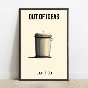 K&ouml;nnte beinhalten: Ein gerahmtes Poster mit cremefarbenem Hintergrund und einer schwarzen Illustration eines M&uuml;lleimers mit Deckel in der Mitte. Der Text "OUT OF IDEAS" ist oben in Schwarz gedruckt, und der Text "that'll do" ist unten in Schwarz gedruckt.
