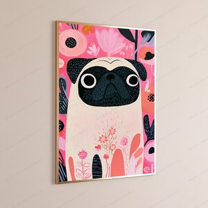 K&ouml;nnte beinhalten: Ein gerahmter Kunstdruck mit einer stilisierten Illustration eines Mopses mit schwarzem Gesicht und cremefarbenem K&ouml;rper. Der Hintergrund ist in leuchtendem Pink gehalten und mit abstrakten Blumenformen in Hellrosa, Koralle und Schwarz gef&uuml;llt, eingefasst in einen d&uuml;nnen Goldrahmen.