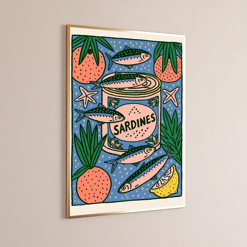 Pode incluir: Uma impress&atilde;o art&iacute;stica emoldurada com uma lata central rotulada SARDINES, rodeada por ilustra&ccedil;&otilde;es de peixes, frutos cor-de-rosa texturizados com folhas verdes, pequenas estrelas-do-mar e uma fatia de lim&atilde;o amarelo sobre fundo azul.